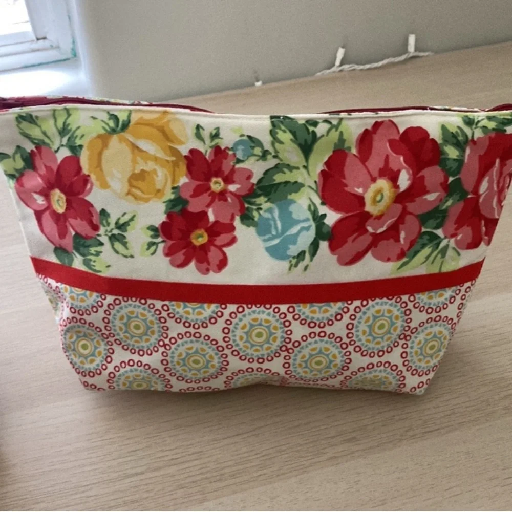 NWOT Set of 2 flora makeup or toiletry bags, large 12” small 10”, matching set